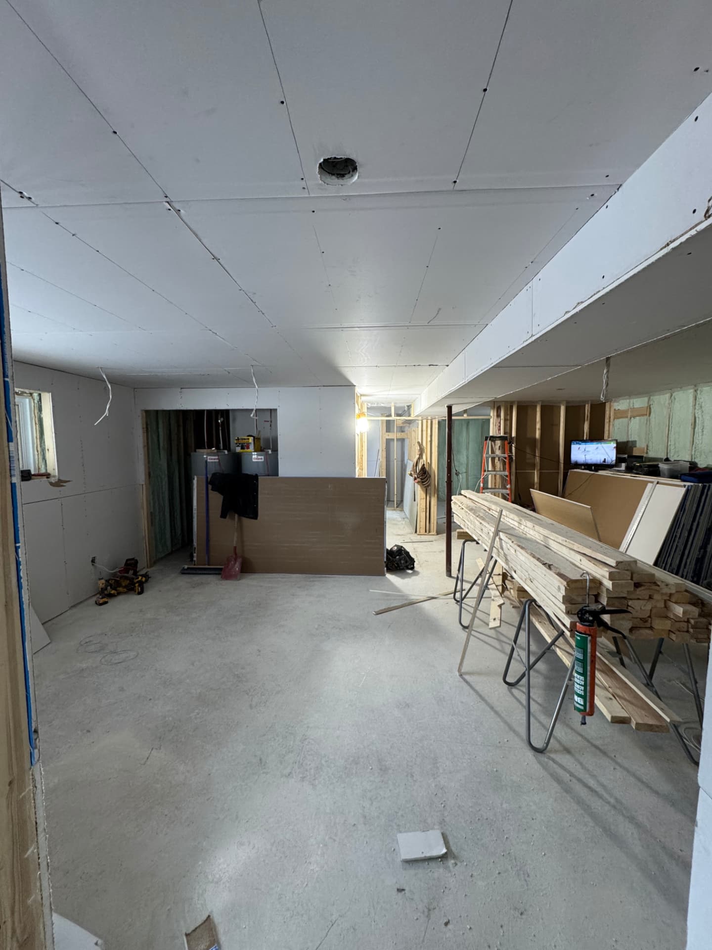 Pose de gypse sous-sol — projet réalisé par LAFARGE Construction et Rénovation Inc.