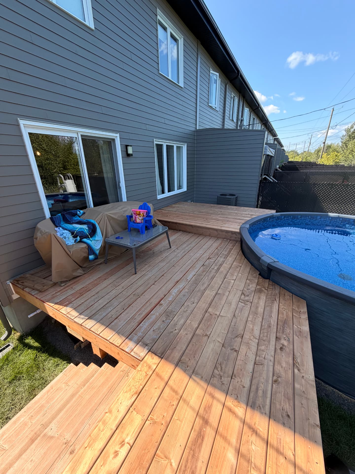 Deck, terrasse et piscine — projet réalisé par LAFARGE Construction et Rénovation Inc.
