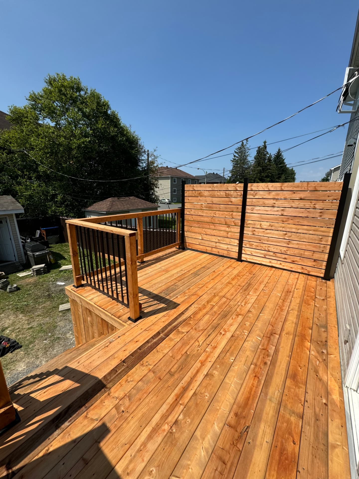 Deck et mur d'intimité — projet réalisé par LAFARGE Construction et Rénovation Inc.
