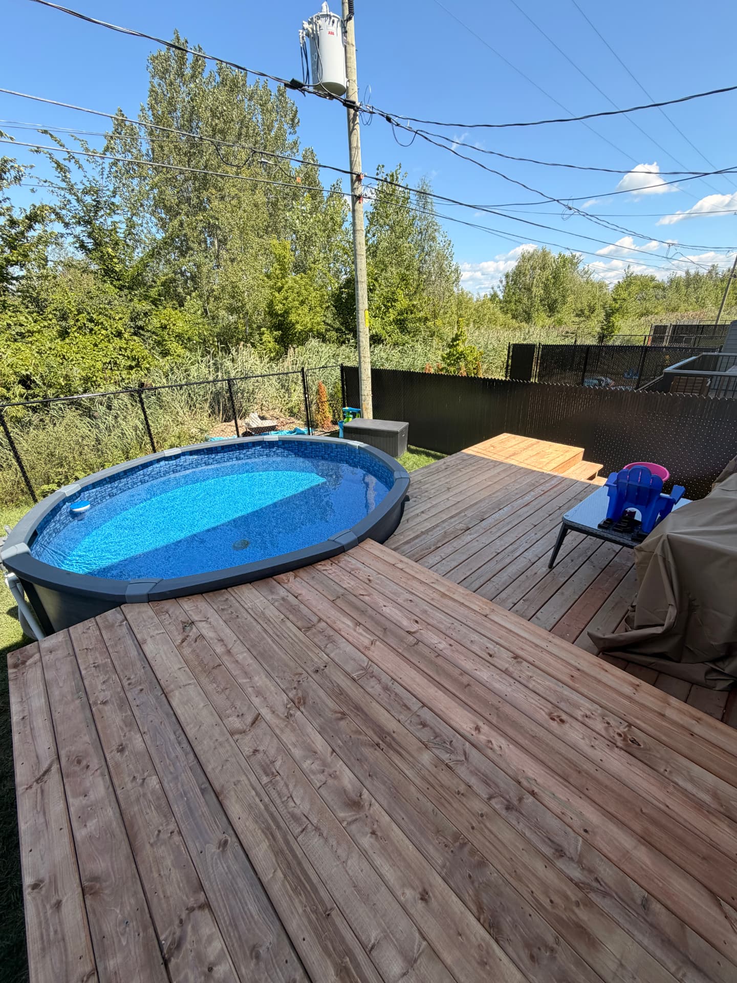 Deck contour de piscine — projet réalisé par LAFARGE Construction et Rénovation Inc.