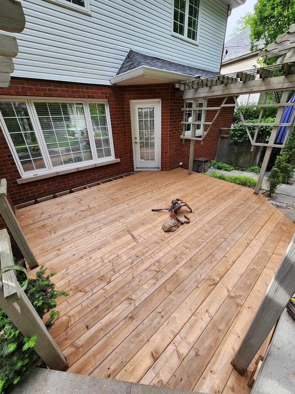 Patio au sol — projet réalisé par LAFARGE Construction et Rénovation Inc.